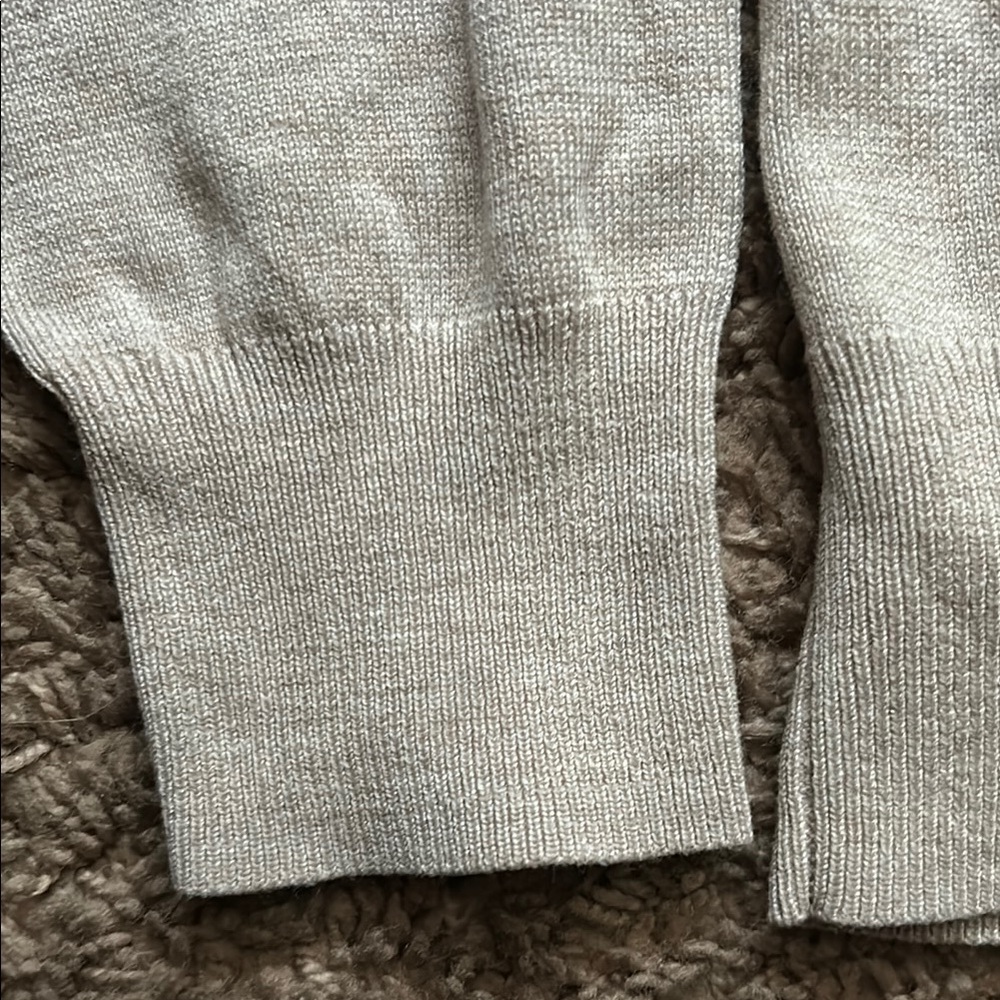 H&M Cream V-Neck Sweater Classic Knit - Picture 4 of 4